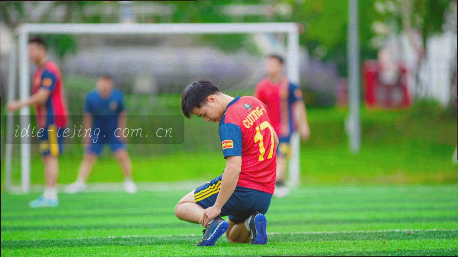 两块对阵区域与连线箭头的抽象战术示意，深靛蓝底配荧光青线条